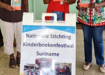 RCPC President Shirley Sowma in het midden met bestuursleden KBF mevr Caprino en mevr Ritfeld De Nationale Stichting Kinderboekenfestival (KBF) Suriname heeft het kinderboek ‘Eet goed, beweeg flink, voor een goede gezondheid!' ontvangen. Deze geste is door de Rotaryclub Paramaribo Central gedaan. De boekjes zijn officiëel overhandigd door Shirley Sowma-Sumter, president van de Rotaryclub. Dit heeft zij samen gedaan met Rotarian Verginia Asin-Oostburg aan KBF-bestuurslid Yvonne Meye-Caprino.