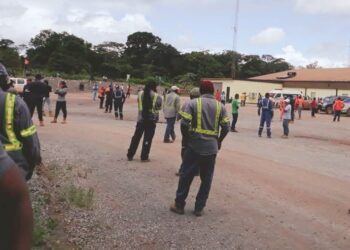 RGWO1 “Er zal een totale lamlegging volgen als we geen bevredigend antwoord krijgen”, zegt Otmar Biswane, woordvoerder van de Rosebel Goldmines Werknemersorganisatie (RGWO).
