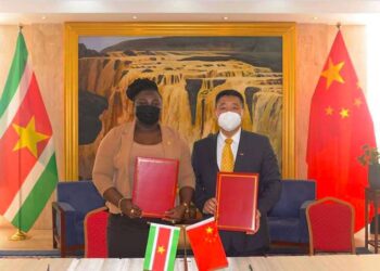 ROS chinese amba Het ministerie van Regionale Ontwikkeling en Sport (ROS) is bezig met het opzetten van complete nieuwe residenties voor de granman in het binnenland. Met de Chinese ambassadeur is er vorig jaar een overeenkomst getekend voor het opzetten van nieuwe residenties voor de granman. De ambassade heeft een bedrag van USD 20.000 gedoneerd om alvast een aanvang te maken met de onderkomens van het traditioneel bestuur van de Saramaccaners, Matuariers en de Kwinti.