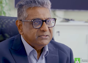 Minister Raghoebarsing hongert naar herstel macro-economie