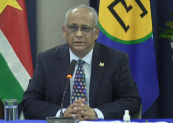 Ramdin 24feb22 Minister Albert Ramdin van Buitenlandse Zaken Internationale Business en Internationale samenwerking (BIBIS) geeft tijdens de reguliere persconferentie, donderdag 24 februari, aan dat het standpunt van Suriname nog steeds niet is gewijzigd, inzake het dispuut tussen Rusland en Oekraine. “We hadden gehoopt dat zaken via de diplomatieke wegen zouden worden opgelost en zijn nog steeds geen voorstander van agressie en respecteren de soevereiniteit van een land”, zegt Ramdin. Ook binnen de Caricom zijn de leden samen aan het kijken welk standpunt de Caricom zal innemen binnen het geschil tussen Rusland en Oekraïne.