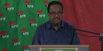 Rusland 2 “Ik heb geen commentaar erop”, zegt voorzitter Gregory Rusland van de Nationale Partij Suriname (NPS) op de uitnodiging van secretaris Bronto Somohardjo van de Pertjajah Luhur (PL). Somohardjo nodigde de NPS zaterdag uit, tijdens zijn toespraak bij het 24-jarig bestaan van de partij, om zich bij de combinatie van ABOP/PL aan te sluiten.