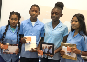 SLAVERNIJ 2 Het Nationaal Archief Suriname (NAS) heeft gisteren een informatiefolder ‘Slavernij in Paramaribo en omstreken’ gelanceerd. De informatiefolder, welke is uitgegeven in de vorm van een z-card, een opvouwbare gids, is een samenwerking geweest van het NAS en de stichting KinderHerdenking & SlavernijEducatie.