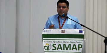 Samap1 De Suriname Agriculture Market Access Project (SAMAP) heeft op donderdag 31 maart een tweede workshop gehouden in de vergaderzaal van het Ministerie van Landbouw, Veeteelt en Visserij (LVV). Bij deze workshop waren diverse landbouwers en belanghebbenden aanwezig om te discussiëren en te brainstormen over de uitdagingen van de groenten- en fruitexport. De uiteindelijke bedoeling van de SAMAP is om de landbouwcultuur van Suriname op zelfvoorzienende wijze te laten ontwikkelen. Onder de aanwezigen waren onder anderen studenten van het Polytechnic College Suriname, groot- en kleinschalige landbouwers, fruit- en groentenverwerkers, exporteurs en agro business houders.