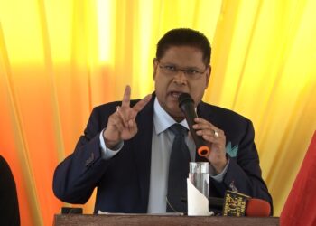 Santokhi Het staatshoofd stelt dat Suriname een capaciteits- en uitvoeringsprobleem heeft en dit de nodige aandacht moet genieten. Op het gebied van het bepalen van beleid heeft de eerste burger geen problemen geconstateerd. “Beleid hebben wij. Ons herstelplan is er voor twee jaar. Ons IMF-programme is er voor 3 jaar. En ons Meerjaren Ontwikkelingsplan is duidelijk. De doelen en richting zijn duidelijk.” De human capital is volgens Santokhi nodig om alle plannen uit te voeren. Hij benadrukt dat zijn nationale oproep in 2021 niet zomaar gedaan is. Het harde werk moet nog altijd worden verzet. De president vertelde dat zeker 300 vrijwilligers zich al hebben aangemeld om te helpen met de uitvoer van projecten en ideeën om het land een duw in de rug te geven.