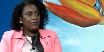 Saskia walden Vooralsnog is nog niet bekend welke andere ministers worden vervangen binnen het reshuffelingstraject van de regering-Santokhi/Brunswijk. “Zo zijn er nog gesprekken gaande met diverse ministers. Deze evaluatiegesprekken laten zien dat er onvoldoende uitvoeringscapaciteit is op bepaalde ministeries. Hier heeft de president de opdracht gegeven binnen een maand bij te stellen.” De ministers zullen waar nodig mensen moeten identificeren om de capaciteit te versterken in deze. Wat ook wordt aangepast, is hoe de uitvoering van projecten zal plaatsvinden. Het is de president  menens met betrekking tot het uitvoeren van  geplande projecten. Er zal een structuur komen, die rechtstreeks onder zijn leiding zal vallen. Hierin zit een clusterteam van ministers, ondersteund door een technisch secretariaat. In deze nieuwe structuur volgt dan een taskforce, gestuurd door een projectleider. Dit alles zal erin moeten resulteren dat deze projecten nog dit jaar van start gaan. Alle beschikbare deskundigheid zal worden aangesproken.