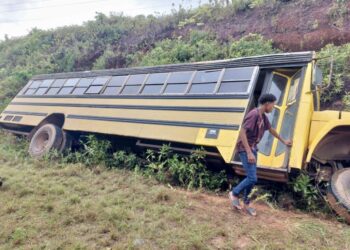 Schoolbus raakt van de weg 1024x768 1 De leerlingen die maandag gewond raakten tijdens een verkeersongeval verkeren in stabiele staat. Bij het ongeluk schoot een schoolbus met 45 leerlingen van de weg en kwam tegen een bergwand aan. Dit zegt districtscommissaris (dc) Ludwig Mendelzoon die dinsdag de leerlingen een bezoek bracht in het Academisch Ziekenhuis Paramaribo (AZP).