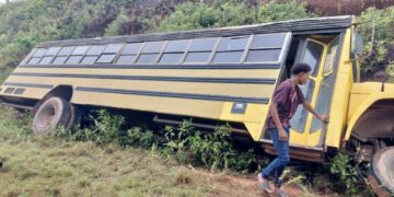 Schoolbus raakt van de weg 1024x768 1 De leerlingen die maandag gewond raakten tijdens een verkeersongeval verkeren in stabiele staat. Bij het ongeluk schoot een schoolbus met 45 leerlingen van de weg en kwam tegen een bergwand aan. Dit zegt districtscommissaris (dc) Ludwig Mendelzoon die dinsdag de leerlingen een bezoek bracht in het Academisch Ziekenhuis Paramaribo (AZP).