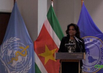 Sequence 01.00 00 00 53.Still004 “Het Global Hearts initiatief moet zorgen voor een veel betere beheersing van de Non Communical Diseases-NCD’s. Dit zijn de niet overdraagbare aandoeningen zoals suikerziekte, hoge bloeddruk en hart- en vaatziekten.” Dit heeft minister Ramadhin benadrukt. De bewindsman geeft aan dat NCD’s in Suriname doodsoorzaak nummer één zijn. Volgens hem zal de workshop ervoor zorgen dat gezondheidswerkers in de eerstelijnszorg veel beter, nauwkeuriger en adequater de controles van mensen met hoge bloeddruk en suikerziekte zullen doen. Ook het bijhouden en digitaliseren van resultaten is hier onderdeel van.De workshop is bedoeld om diverse uitvoerders samen te brengen om een beter begrip te krijgen van hoe dit initiatief geïmplementeerd zal worden. Ritish Dhanpat, coördinator van Suriname Hearts, geeft aan dat de participanten van de Medische Zending, Regionale Gezondheidsdienst en de particuliere sector na deze training in staat zullen zijn mensen in het veld te trainen om volgens de richtlijnen van het Hearts Initiative zorg te bieden.