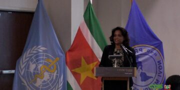 Sequence 01.00 00 00 53.Still004 “Het Global Hearts initiatief moet zorgen voor een veel betere beheersing van de Non Communical Diseases-NCD’s. Dit zijn de niet overdraagbare aandoeningen zoals suikerziekte, hoge bloeddruk en hart- en vaatziekten.” Dit heeft minister Ramadhin benadrukt. De bewindsman geeft aan dat NCD’s in Suriname doodsoorzaak nummer één zijn. Volgens hem zal de workshop ervoor zorgen dat gezondheidswerkers in de eerstelijnszorg veel beter, nauwkeuriger en adequater de controles van mensen met hoge bloeddruk en suikerziekte zullen doen. Ook het bijhouden en digitaliseren van resultaten is hier onderdeel van.De workshop is bedoeld om diverse uitvoerders samen te brengen om een beter begrip te krijgen van hoe dit initiatief geïmplementeerd zal worden. Ritish Dhanpat, coördinator van Suriname Hearts, geeft aan dat de participanten van de Medische Zending, Regionale Gezondheidsdienst en de particuliere sector na deze training in staat zullen zijn mensen in het veld te trainen om volgens de richtlijnen van het Hearts Initiative zorg te bieden.