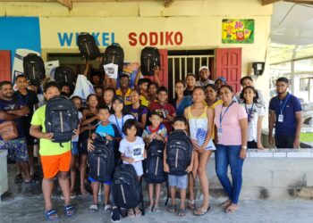Sewa International Suriname verdeelt schoolpakketten op plantage Rust en Werk