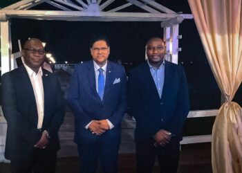 Shalten Hato De minister van Justitie en Politie, Kenneth Amoksi, kreeg bezoek van een delegatie uit Curaçao, bestaande uit de minister van Justitie van Curaçao, Shalten Hato, en de korpschef Julius Ilaro  en het hoofd van de Veiligheidsdienst, Jerome Beeldsnijder, van Curaçao. Zij voerden tijdens dit beoek een biateraal gesprek op vrijdag 22 april 2022.