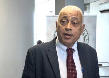 Silvano Tjong Ahin 2 Het Ministerie van Ruimtelijke Ordening en Milieu (ROM) zegt dat het rond de USD 1 miljard heeft beraamd voor zijn klimaatplan. “Het zal zeker meer worden en naar gelang zullen wij ook aanpassen”, zegt ROM-minister, Silvano Tjong Ahin.