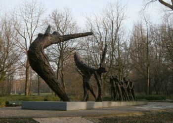 Slavernij monument oosterpark scaled De ene na de andere autoriteit in Nederland, met uitzondering van de regering, vindt het nodig om excuses aan te bieden voor haar  aandeel in de roofzucht en de verschrikkingen van de slavernij. PALU-voorzitter Jim Hok wijst erop dat in deze fase van onze nationale ontwikkeling het beter zou passen en het nuttiger zou zijn voor ons nationaal bewustzijn, wanneer politiek Den Haag oprechte excuses zou aanbieden voor het saboteren van Suriname.