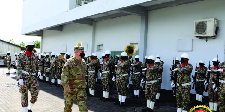 Samenwerking met South Dakota National Guard wordt voortgezet 1 South Dakota National Guard ingenomen met hechte relatie Suriname2 scaled De samenwerking tussen de South Dakota National Guard (SDNG) van de Verenigde Staten (VS) en Suriname zal worden voortgezet. Jeffrey Marlette, generaal-majoor van SDNG blikt tevreden terug op een 15 jaar lange samenwerking tussen de twee landen. Marlette is vanuit de VS op werkbezoek in Suriname en heeft dinsdag haar opwachting gemaakt bij defensieminister Krishna Mathoera.