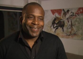 Stanley Menzo Het besluit van Stanley Menzo om als bondscoach van de nationale mannenvoetbalselectie te bedanken, heeft  de afgelopen week voor heel wat opschudding gezorgd. De oefenmeester zat nauwelijks één jaar aan, nadat hij vorig jaar met hoge verwachtingen binnen werd gehaald.