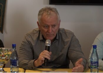 Strujs Jan Struijs, voorzitter van de Nederlandse Politiebond (NPB), is van mening dat Suriname mee moet met de ontwikkelingen op justitieel vlak. “Het is voor Suriname, gezien de ontwikkelingen, nu of nooit en dat is ook de boodschap die ik ga meenemen naar ons kabinet. Dat wij het voortouw nemen is de bedoeling. Ik ben een hele week hier geweest en heb een aantal gesprekken gevoerd met organisaties”, zei de Nederlandse politie-topper vandaag tijdens een persmoment, belegd door de Surinaamse Politiebond(SPB).