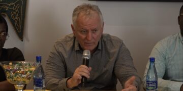 Strujs Jan Struijs, voorzitter van de Nederlandse Politiebond (NPB), is van mening dat Suriname mee moet met de ontwikkelingen op justitieel vlak. “Het is voor Suriname, gezien de ontwikkelingen, nu of nooit en dat is ook de boodschap die ik ga meenemen naar ons kabinet. Dat wij het voortouw nemen is de bedoeling. Ik ben een hele week hier geweest en heb een aantal gesprekken gevoerd met organisaties”, zei de Nederlandse politie-topper vandaag tijdens een persmoment, belegd door de Surinaamse Politiebond(SPB).