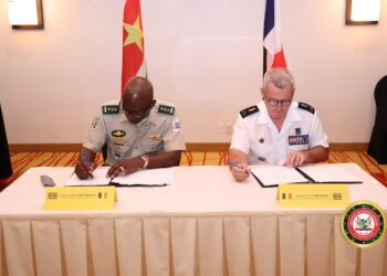 Surinaams en Frans leger zetten samenwerking ook voort in 20221 De waarnemend bevelhebber van het Nationaal Leger (NL), kolonel Henri van Axeldongen, en generaal-majoor Xavier Buisson, de hoogste militaire leider van de Franse strijdkrachten in Frans-Guyana, hebben een samenwerkingsovereenkomst getekend voor de voortzetting van de bestaande militaire coöperatie tussen de twee legers voor het jaar 2022.