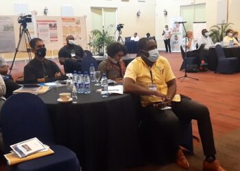 Symposium 3 Een driegdaags malariasymposium is woensdag 5 april van start gegaan. Het thema is 'Symposium on Malaria prevention and control in mobile and hard to reach populations', waarbij de ervaring in malariapreventie uit verschillende landen gedeeld zal worden. Speciaal voor dit symposium zijn internationale gasten afgereisd naar Suriname, onder wie vertegenwoordigers van de PAHO, de Wereldgezondheidsorganisatie (WHO), het Malariaconsortium en het Wereldwijd Malariaprogramma.