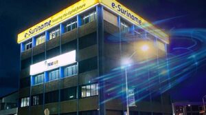 TELESUR HOOFDKANTOOR BREEDBAND Suriname staat voor een grote digitale sprong voorwaarts, maar wordt op dit moment tegengehouden door verouderde wetgeving. De Telecommunicatiewet biedt geen passend kader voor moderne satellietgebaseerde internetdiensten, zoals Starlink, en beperkt daarmee de mogelijkheden van onze eigen nationale telecomprovider Telesur én de digitale ontwikkeling van land en volk.