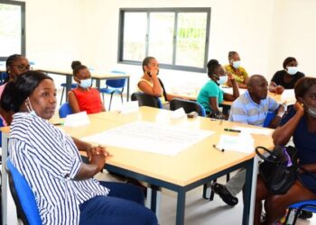 Training leerkrachten binnenland 2 Na twee overstromingen is OS Goninikrikimofo nog steeds niet gerenoveerd. Hierdoor hebben de leerlingen bijna het hele jaar geen les gevolgd. “De school is al lang droog, maar is nog niet gerenoveerd”, zegt schoolleider Maren Grootfaam.