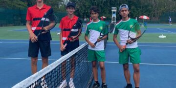 Tristan Verkuijl 3e vanuit links Caelan Verkuijl op de foto met Panama dubbelkoppel U-16-tennissers Dexter Koorndijk en Caelan en Tristan Verkuijl hebben dinsdag de groepsfase van hun deelname aan de Junior Davis Cup in Santo Domingo als laatste afgesloten. Het trio delfde na eerdere nederlagen tegen Costa Rica en Panama het onderspit in zijn laatste groepsontmoeting met Trinidad and Tobago. In een spannende knokpartij trokken de eilanders aan het langste eind: 2-1. “Het was heel taai”, aldus coach Trevor Bendter.