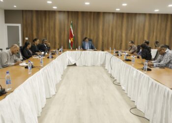 VES 012 Minister Stanley Raghoebarsing van Financiën en Planning ziet de Vereniging van Economisten in Suriname (VES) als een van de belangrijkste samenwerkingspartners om de economie weer gezond te maken.