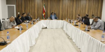 VES 012 Minister Stanley Raghoebarsing van Financiën en Planning ziet de Vereniging van Economisten in Suriname (VES) als een van de belangrijkste samenwerkingspartners om de economie weer gezond te maken.