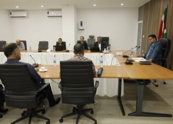 VES 02 Het bestuur van de Vereniging van Economisten in Suriname (VES) is op werkbezoek geweest bij president Chandrikapersad Santokhi.