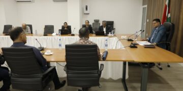 VES 02 Het bestuur van de Vereniging van Economisten in Suriname (VES) is op werkbezoek geweest bij president Chandrikapersad Santokhi.