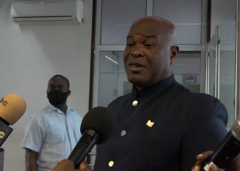 VP Vicepresident (vp) Ronnie Brunswijk stelt zich nog steeds op het standpunt dat hij niet met de pers wil praten. De nu waarnemend president van Suriname is van mening dat hij nog moet nadenken als hij de media in de toekomst te woord zal staan. De reden hiervoor is nog steeds de boycot, die de Surinaamse Vereniging van Journalisten (SVJ), enkele maanden terug had ingesteld in de case waarbij Journalist Jason Pinas een zaak aanhangig had gemaakt tegen het veiligheidspersoneel van de vp. De SVJ had dit gedaan, omdat zij van mening was dat Brunswijk zich niet correct had opgesteld. De tweede burger vindt dat het nu zijn beurt is om niet met de pers te praten.