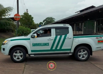Verhoogde surveillance door militairen in Paramaribo Wanica Commewijne en Para1 Deze surveillance wordt uitgevoerd door de militairen van de Landmacht in samenwerking met de Militaire Politie. “De intentie van het bevoegd gezag is om het veiligheidsgevoel, rust en orde van de bevolking te garanderen. Met de zichtbaarheid van militairen op straat moeten criminele activiteiten worden ontmoedigd”, zegt luitenant-kolonel Ashokkoemar Jagdew, commandant van de Landmacht.