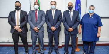 Vlnr Minster Ramsaran Minister Abiamofo IDB vertegenwoodiger Goncalves Minister Achaibersing en Minister Levens 585x383 1 Als onderdeel van de overeenkomst met het Internationaal Monetair Fonds(IMF) heeft de Inter-Amerikaanse Ontwikkelingsbank (IDB) toegezegd financieel te ondersteunen voor de wederopbouw van de verslechterde sociaaleconomische situatie. Op 22 februari 2022 vond tussen Suriname en de IDB een ondertekening plaats voor drie leningen die samen USD 85 miljoen bedragen. Hiermee zullen projecten van onderwijs, drinkwatervoorziening en het sociaal vangnet worden bekostigd.