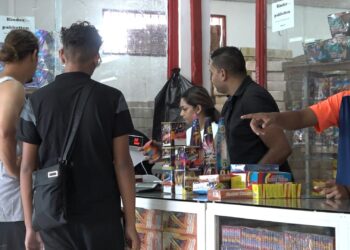 Vuurwerk 2 Ondanks de economische crisis verloopt de verkoop van vuurwerk redelijk goed. Dit zegt Jaiperkash Bodhitewarie van de Groteboom Bombel Paradijs. De zakenman merkt op dat hij verwacht dat de voorraden rond de jaarwisseling ook dit jaar uitverkocht zullen zijn.