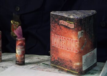 Vuurwerk cover 1 Het JIT nam 152 dozen illegaal vuurwerk in beslag bij een importeur in Paramaribo. Lees verder hoe het OM streng optreedt tegen deze risico’s.