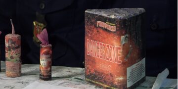 Vuurwerk cover 1 Een 26-jarige jongeman werd hedenochtend omstreeks 02:00u als eerste slachtoffer in de vuurwerkperiode geregistreerd. Dat meldt de brandweer in haar berichtgeving.