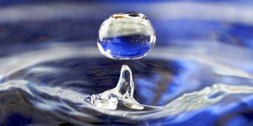 Water drop 001 1 Met het thema dit jaar wordt extra aandacht gevraagd voor grondwater. Grondwater is een belangrijke waterbron, die voorziet in bijna de helft van al het drinkwater wereldwijd. Ongeveer 40% van het water voor irrigatie in de landbouw is afkomstig van grondwater, terwijl 30% van al het water dat in de industrie gebruikt wordt afkomstig is van grondwatervoorraden. Grondwater is verder belangrijk voor het in stand houden van ecosystemen, het zorgt voor constante aanwezigheid van water in rivieren en andere oppervlaktewaterlichamen en voorkomt bodemdaling en binnendringen van zeewater in kustgebieden. Ondanks al deze belangrijke functies van grondwater blijft dit voor veel mensen een onzichtbare hulpbron, waar de nodige aandacht en bescherming activiteiten voor ontbreken. Met dit thema wordt wereldwijd ook aandacht gevraagd voor de activiteiten die de grondwatervoorraden in gevaar brengen. Populatie en economische groei, alsook ongecontroleerde oververpomping leggen een extra druk op de grondwatervoorraden, terwijl er steeds meer grondwatervervuiling wereldwijd wordt gerapporteerd.