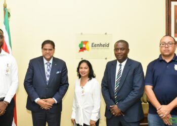 Werkgroep Command Center Safe City 1 Ook is er een command center opgeleverd van waaruit de monitoring van alle beelden plaatsvindt. President Chandrikapersad Santokhi heeft op vrijdag 22 juli 2022 de werkgroep “Command Center Safe City” geïnstalleerd.