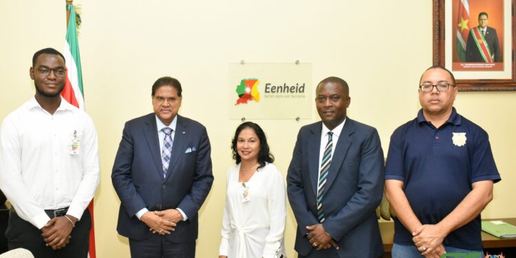 President installeert werkgroep “Command Center Safe City” 1 Werkgroep Command Center Safe City 1 scaled Ook is er een command center opgeleverd van waaruit de monitoring van alle beelden plaatsvindt. President Chandrikapersad Santokhi heeft op vrijdag 22 juli 2022 de werkgroep “Command Center Safe City” geïnstalleerd.
