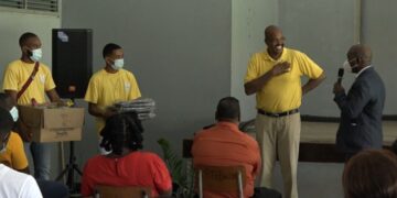 WhatsApp Image 2021 10 16 at 16.32.11 Minister Kenneth Amoksi van Justitie en Politie (Juspol) heeft vandaag de jongeren van Latour en omgeving toegesproken. De reden hiertoe is, dat de bewindsman de jongeren in het gehele land wil confronteren met het losbandige gedrag van deze groep en deze terug te brengen naar de normen zoals het hoort. 