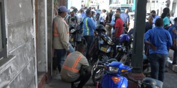 WhatsApp Image 2021 10 19 at 1.10.37 PM De bond bij de Surinaamsche Waterleiding Maatschappij (SWM), zal in beraad blijven totdat er overeenkomst is bereikt met de leiding van het bedrijf.  Dwain Cairo, voorzitter van de bond, geeft aan dat de kwaliteit van de watervoorziening in gevaar is. In gesprek met Key News zegt  Cairo dat er in het belang van de watervoorziening mensen, die niet gespecialiseerd zijn in het zuiveringsproces, ingezet worden op de stations door de directeur. Het bestuur onder leiding van Cairo heeft sinds vorige week de acties hervat. Dit omdat de bond nog niets van de leiding heeft vernomen, over de betaling van de overbruggingstoelage die de Bemiddelingsraad voor Geheel Suriname had voorgesteld. Het bestuur eiste SRD 5000 als overbruggingstoelage. Maar door tussenkomst van de Bemiddelingsraad is er een pakket voorgesteld met een mildere eis. Cairo geeft aan dat ondanks dat zij mee zijn gegaan met het voorstel van de Bemiddelingsraad, er geen signaal vanuit de zijde van de leiding is ontvangen. De betaling zou medio deze maand moeten plaatsvinden. Oud bestuur Een andere stagnatie waarmee Cairo wordt geconfronteerd, is het oud-bestuur van de bond,  dat geen plaats wil maken voor het nieuwe bestuur. Ook daar is de Bemiddelingsraad ingekomen en heeft de leden verzocht om vrijdag een einde te brengen aan de tweedracht binnen het bestuur van de bond. Naar zeggen van Cairo zal er door middel van nieuwe verkiezingen een voorzitter gekozen worden. “Tot nu toe is er maar een lijst ingediend en die is van ons bestuur”, zegt Cairo. Gehoord worden Volgens de vakbondsleider zal het bestuur er alles aan doen om gezien en gehoord te worden. “Wij zullen niet meer bij het gebouw van C-47 zitten, maar wij zullen vanaf nu naar buiten komen, zodat de desbetreffende instanties ons zien en naar ons luisteren. Wij zullen in beraad blijven totdat er een collectieve arbeidsovereenkomst is bereikt en de overbruggingstoelage is uitbetaald”, aldus Cairo. Onze redactie heeft geprobeerd een reactie van de directeur van het bedrijf, Marlon Oosterling, te krijgen. Echter, dat is na verscheidene pogingen niet gelukt.