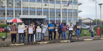 WhatsApp Image 2021 12 22 at 6.23.44 PM 1 Het mishandelen van journalist Jason Pinas op 14 december 2021 zal volgens Wilfred Leeuwin, Internationale gevolgen hebben op de indexering van de persvrijheid in ons land. "Momenteel staan wij op een respectable 19e plek en met wat is gebeurd en de reactie van de overheid kan dat aangepast worden,". Dit zegt Leeuwin woensdagmiddag 22 december, toen hij samen met een groep journalisten, in dit kader, wederom deelnam aan een stil protest.