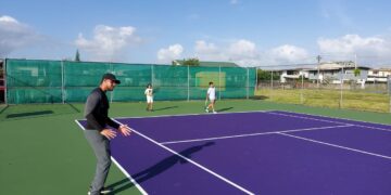 WhatsApp Image 2022 03 15 at 14.40.05 Upgraden van het lidmaatschap bij de Internationale Tennis Federatie (ITF), van class C naar class B, geniet ook prioriteit. Van der Zwart legt uit dat deze keuze van eminent belang is, aangezien zijn organisatie stemrecht binnen het wereldorgaan zal krijgen. Lokale tennissers zouden daarnaast ook kunnen meedoen aan de Davis- en Billy Jean King Cup toernooien. Het kunnen meestemmen en deelnemen aan deze wereldevenementen zou met een class C lidmaatschap niet mogelijk zijn.