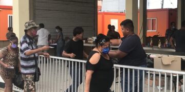 WhatsApp Image 2022 04 01 at 2.37.03 PM 2 Er zijn op de eerste verkoopdag al 3000 pakketten verkocht tijdens de actie van de VHP, die vandaag, vrijdag, begon en gehouden wordt in het VHP hoofdkwartier de Olifant. Dit bevestigt Stanley Dijksteel, coördinator van deze verkoopactie.