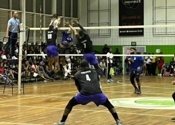 WhatsApp Image 2022 04 08 at 9.49.59 PM Yellow Birds heeft in een bomvolle Ismay van Wilgensporthal  vrijdagavond een beslissende game 5 geforceerd tegen titelverdediger Yelyco. Het werd in een zinderende vijf setter: 3-2 (25-22, 25-27, 25-22, 21-25, 15-13). “Wij zijn nu in een momentum en je ziet zelf dat mijn jongen kras zijn. We blijven in dit ritme en winnen volgende week zeker”, juicht coach Fernando Rigters van Yellow Birds. "Woensdag spelen wij met hetzelfde enthousiame  en worden kampioen!"