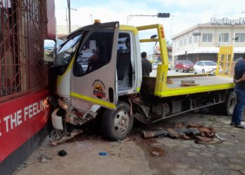 WhatsApp Image 2022 04 10 at 4.48.16 PM 1 Drie gewonden zijn zondag 10 april omstreeks twee uur 's middags  bij een aanrijding aan de Van Idsingastraat door de ambulance vervoerd. Het gaat om een aanrijding tussen een sleepwagen en een autobus, die met elkaar in botsing kwamen. De sleepwagen kwam tegen de zijgevel van een winkel aan en de bestuurder raakte bekneld. De brandweer die naar de plaats des onheils ging, heeft de bestuurder bevrijd uit zijn benarde positie.  Wat de  oorzaak van de aanrijding is, is nog niet bekend. De zaak is in behandeling bij de politie van station Munder. Dit jaar zijn er reeds 17 verkeersdoden genoteerd. De laatste verkeersdode  is een bromfietser, die op 12 maart werd aangereden op de kruising van de Dr. Sophie Redmond- en de Van Idsingastraat. De bromfiets werd door een auto aangereden. De bestuurder reed na de aanrijding door. De identiteit van de autobestuurder is nog niet bekend.