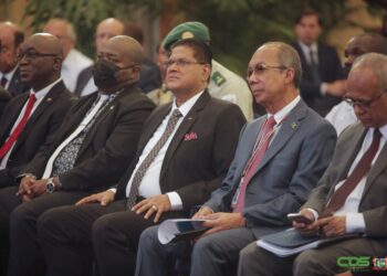 WhatsApp Image 2022 04 21 at 10.46.55 AM 2 2 <p>De High Level Security Conference (HLSC) moet resulteren in effectieve samenwerking tegen transnationale georganiseerde misdaad. Dit zegt de president van de Republiek Suriname, Chandrikapersad Santokhi, op de eerste dag van de tweedaagse conferentie, die op donderdag 21 april 2022 van start is gegaan in de hoofdstad Paramaribo.Het Surinaams staatshoofd heeft in zijn openingstoespraak benadrukt dat de Surinaamse regering van mening is dat betrokkenheid van relevante actoren op nationaal, regionaal en internationaal niveau over veiligheidskwesties, die belangrijk zijn voor iedereen in de regio, zou kunnen resulteren in een effectieve samenwerking om de transnationale georganiseerde misdaad te bestrijden.
De HLSC is een initiatief van Suriname, waarbij een aantal landen en internationale organisaties op 21 en 22 april bij elkaar komen, om breedvoerig te discussiëren over transnationale georganiseerde misdaad. De conferentie is van cruciaal belang voor het formuleren van beleid om veiligheidsdreigingen proactief aan te pakken. De discussies vinden op zowel beleids- als operationeel niveau plaats.</p>
<p>President Santokhi voert aan dat er op strategisch en operationeel niveau geanalyseerd moet worden wat er nog meer moet gebeuren om de strijd tegen de georganiseerde criminele organisaties effectief tegen te gaan. De Surinaamse regeringsleider accentueert dat Suriname het belang van een multidimensionale benadering van veiligheid onderstreept. “Veiligheid en ontwikkeling zijn veelzijdig en onlosmakelijk met elkaar verbonden”, zegt hij.
Landen en organisaties moeten volgens president Santokhi bereid zijn om de fundamentele factoren te bespreken die de veiligheid bedreigen. “…en nog belangrijker, we moeten bereid en toegewijd zijn om er iets aan te doen, pragmatisch op een creatieve en innovatieve manier”.Het staatshoofd zegt dat stabiliteit, vrede en een duurzame toekomst nodig zijn om te kunnen overleven. “Om dit te bereiken, zullen we gezamenlijk uitdagingen moeten aanpakken, die voortkomen uit verschillende bedreigingen”, merkt president Santokhi op. Enkele van de bedreigingen zijn: klimaatverandering en de impact hiervan op de voedselproductie, de Covid-19-pandemie en de impact ervan op onze economieën en ons leven; wereldwijde, regionale en nationale economische achteruitgang als gevolg van veranderende toeleveringsketens van goederen, diensten en kapitaal, evenals de hoge schuldenlast van veel landen, oorlogen en internationale conflicten.</p>
