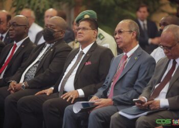 WhatsApp Image 2022 04 21 at 10.46.55 AM 2 2 scaled De High Level Security Conference (HLSC) moet resulteren in effectieve samenwerking tegen transnationale georganiseerde misdaad. Dit zegt de president van de Republiek Suriname, Chandrikapersad Santokhi, op de eerste dag van de tweedaagse conferentie, die op donderdag 21 april 2022 van start is gegaan in de hoofdstad Paramaribo.Het Surinaams staatshoofd heeft in zijn openingstoespraak benadrukt dat de Surinaamse regering van mening is dat betrokkenheid van relevante actoren op nationaal, regionaal en internationaal niveau over veiligheidskwesties, die belangrijk zijn voor iedereen in de regio, zou kunnen resulteren in een effectieve samenwerking om de transnationale georganiseerde misdaad te bestrijden. De HLSC is een initiatief van Suriname, waarbij een aantal landen en internationale organisaties op 21 en 22 april bij elkaar komen, om breedvoerig te discussiëren over transnationale georganiseerde misdaad. De conferentie is van cruciaal belang voor het formuleren van beleid om veiligheidsdreigingen proactief aan te pakken. De discussies vinden op zowel beleids- als operationeel niveau plaats. President Santokhi voert aan dat er op strategisch en operationeel niveau geanalyseerd moet worden wat er nog meer moet gebeuren om de strijd tegen de georganiseerde criminele organisaties effectief tegen te gaan. De Surinaamse regeringsleider accentueert dat Suriname het belang van een multidimensionale benadering van veiligheid onderstreept. “Veiligheid en ontwikkeling zijn veelzijdig en onlosmakelijk met elkaar verbonden”, zegt hij. Landen en organisaties moeten volgens president Santokhi bereid zijn om de fundamentele factoren te bespreken die de veiligheid bedreigen. “…en nog belangrijker, we moeten bereid en toegewijd zijn om er iets aan te doen, pragmatisch op een creatieve en innovatieve manier”.Het staatshoofd zegt dat stabiliteit, vrede en een duurzame toekomst nodig zijn om te kunnen overleven. “Om dit te bereiken, zullen we gezamenlijk uitdagingen moeten aanpakken, die voortkomen uit verschillende bedreigingen”, merkt president Santokhi op. Enkele van de bedreigingen zijn: klimaatverandering en de impact hiervan op de voedselproductie, de Covid-19-pandemie en de impact ervan op onze economieën en ons leven; wereldwijde, regionale en nationale economische achteruitgang als gevolg van veranderende toeleveringsketens van goederen, diensten en kapitaal, evenals de hoge schuldenlast van veel landen, oorlogen en internationale conflicten.