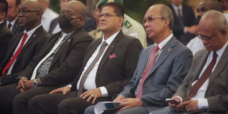 President Santokhi: “HLSC in effectieve samenwerking tegen transnationale georganiseerde misdaad” 1 WhatsApp Image 2022 04 21 at 10.46.55 AM 2 2 scaled De High Level Security Conference (HLSC) moet resulteren in effectieve samenwerking tegen transnationale georganiseerde misdaad. Dit zegt de president van de Republiek Suriname, Chandrikapersad Santokhi, op de eerste dag van de tweedaagse conferentie, die op donderdag 21 april 2022 van start is gegaan in de hoofdstad Paramaribo.Het Surinaams staatshoofd heeft in zijn openingstoespraak benadrukt dat de Surinaamse regering van mening is dat betrokkenheid van relevante actoren op nationaal, regionaal en internationaal niveau over veiligheidskwesties, die belangrijk zijn voor iedereen in de regio, zou kunnen resulteren in een effectieve samenwerking om de transnationale georganiseerde misdaad te bestrijden. De HLSC is een initiatief van Suriname, waarbij een aantal landen en internationale organisaties op 21 en 22 april bij elkaar komen, om breedvoerig te discussiëren over transnationale georganiseerde misdaad. De conferentie is van cruciaal belang voor het formuleren van beleid om veiligheidsdreigingen proactief aan te pakken. De discussies vinden op zowel beleids- als operationeel niveau plaats. President Santokhi voert aan dat er op strategisch en operationeel niveau geanalyseerd moet worden wat er nog meer moet gebeuren om de strijd tegen de georganiseerde criminele organisaties effectief tegen te gaan. De Surinaamse regeringsleider accentueert dat Suriname het belang van een multidimensionale benadering van veiligheid onderstreept. “Veiligheid en ontwikkeling zijn veelzijdig en onlosmakelijk met elkaar verbonden”, zegt hij. Landen en organisaties moeten volgens president Santokhi bereid zijn om de fundamentele factoren te bespreken die de veiligheid bedreigen. “…en nog belangrijker, we moeten bereid en toegewijd zijn om er iets aan te doen, pragmatisch op een creatieve en innovatieve manier”.Het staatshoofd zegt dat stabiliteit, vrede en een duurzame toekomst nodig zijn om te kunnen overleven. “Om dit te bereiken, zullen we gezamenlijk uitdagingen moeten aanpakken, die voortkomen uit verschillende bedreigingen”, merkt president Santokhi op. Enkele van de bedreigingen zijn: klimaatverandering en de impact hiervan op de voedselproductie, de Covid-19-pandemie en de impact ervan op onze economieën en ons leven; wereldwijde, regionale en nationale economische achteruitgang als gevolg van veranderende toeleveringsketens van goederen, diensten en kapitaal, evenals de hoge schuldenlast van veel landen, oorlogen en internationale conflicten.